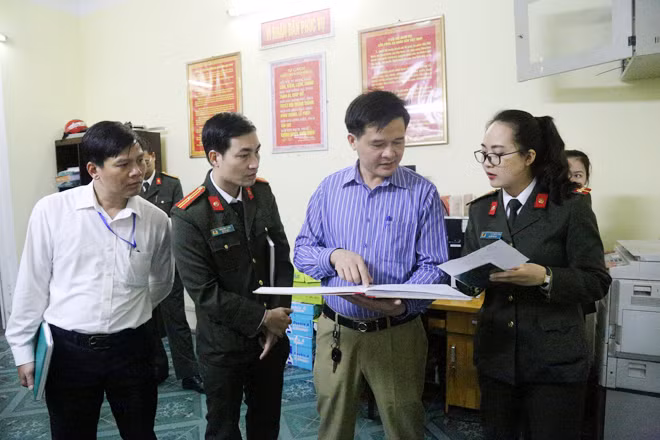 Đoàn kiểm tra kiểm soát thủ tục hành chính tại bộ phận tiếp dân của Phòng Quản lý xuất nhập cảnh và Phòng Cảnh sát quản lý hành chính về trật tự xã hội.