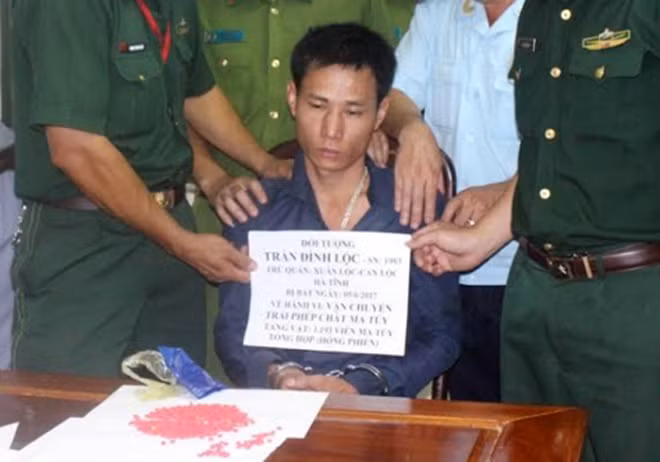 Trần Đình Lộc và tang vật. Trần Đình Lộc và tang vật.