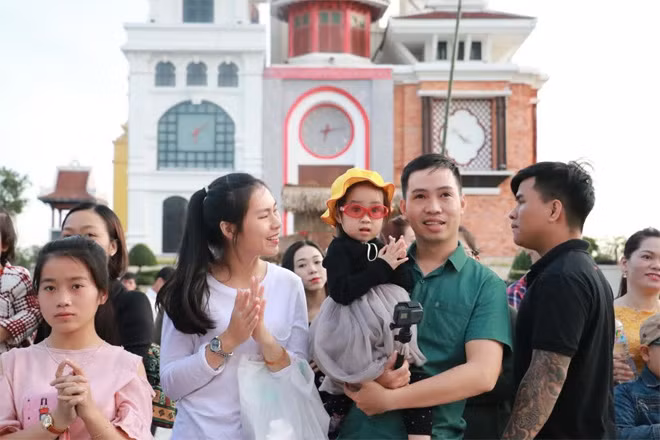 Sự kinh ngạc, thán phục hiện rõ trong những đôi mắt tròn to thơ ngây của các em nhỏ, đây có lẽ cũng là lần đầu các bé được du xuân cùng bố mẹ mà lại được chơi, mà học được bao điều lý thú.