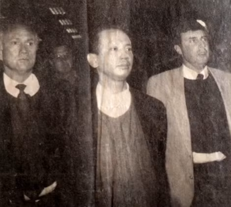 Tony Young (giữa) và 2 đặc vụ FBI kèm 2 bên sau khi ông trùm được chính quyền Đài Loan chuyển giao cho phía Mỹ năm 1995.