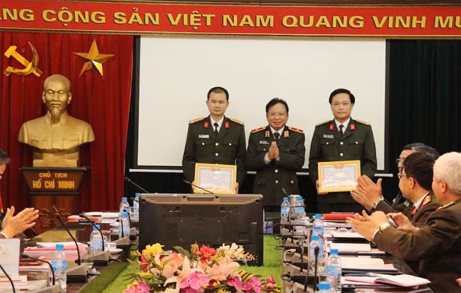 Thiếu tướng Mai Văn Hà, Phó Tổng cục trưởng Tổng cục Chính trị CAND trao danh hiệu đơn vị “Quyết thắng” tặng các tập thể.