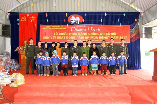 190 áo ấm được trao cho các học sinh nghèo.
