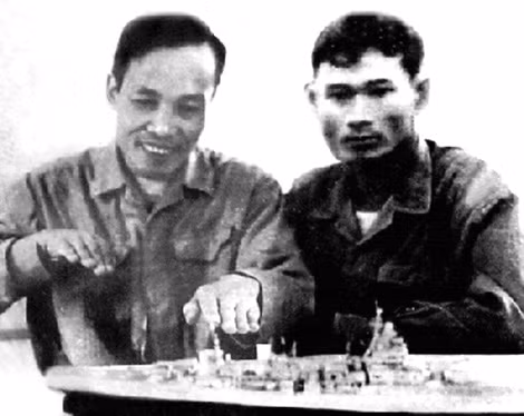 Phi công Lê Xuân Dị và Nguyễn Văn Bảy B tập sa bàn đánh tàu chiến Mỹ.