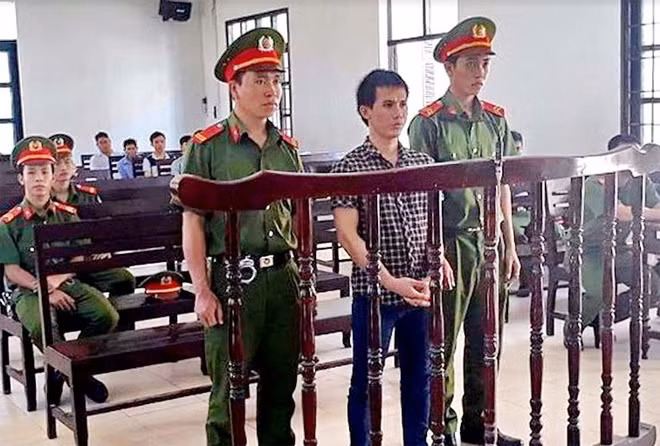 Bị cáo Lê Văn Cường tại phiên xử hình sự sơ thẩm ngày 28-9 của TAND tỉnh Ninh Thuận. Bị cáo Lê Văn Cường tại phiên xử hình sự sơ thẩm ngày 28-9 của TAND tỉnh Ninh Thuận.