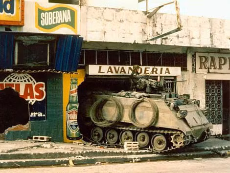 Xe bọc thép Mỹ đột kích bộ chỉ huy lực lượng phòng vệ Panama năm 1989.