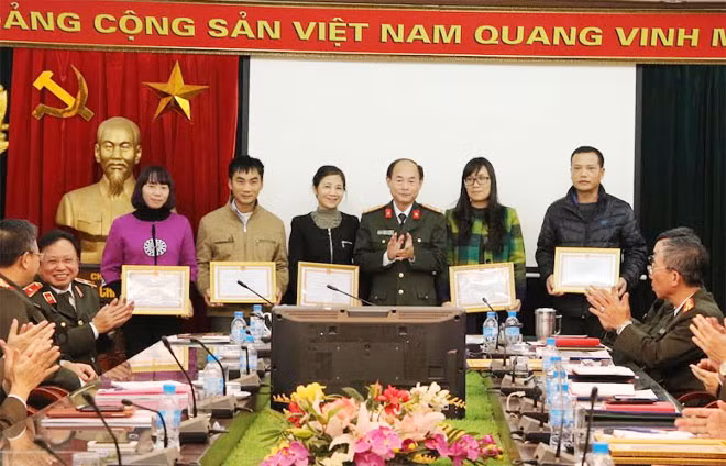 Đại tá Trần Kim Thẩm, Phó Tổng Biên tập Báo CAND trao danh hiệu “Lao động xuất sắc” tặng các cá nhân.