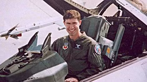 O'Grady trong buồng lái chiếc F16.