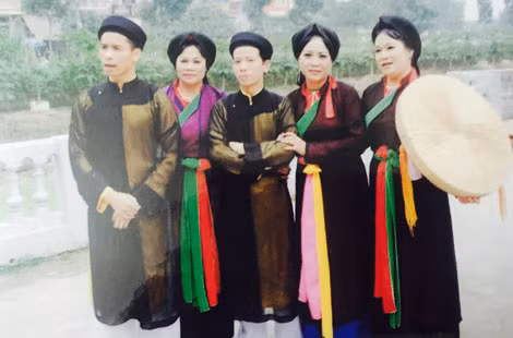 NSƯT Lệ Ngải và những liền anh liền chị quan họ.
