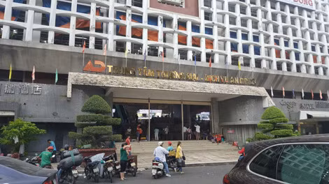 Phía trước chợ An Đông.