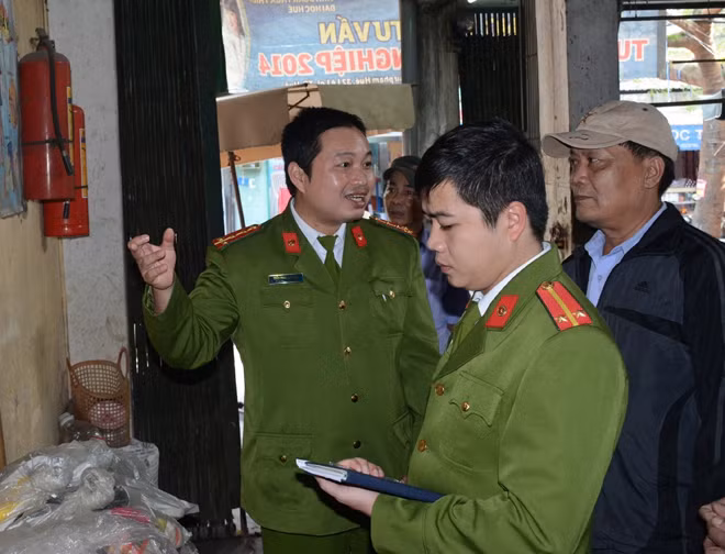 Cán bộ Cảnh sát PCCC tỉnh Thừa Thiên - Huế tuyên truyền các chủ cơ sở kinh doanh cảnh giác tội phạm lừa đảo. Cán bộ Cảnh sát PCCC tỉnh Thừa Thiên - Huế tuyên truyền các chủ cơ sở kinh doanh cảnh giác tội phạm lừa đảo.