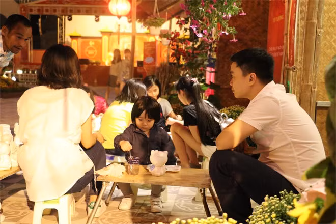 Tranh thủ những ngày cuối tuần ngay sau kỳ nghỉ Tết, nhiều gia đình đã chọn du xuân tại phiên chợ ngày Tết độc đáo ở Asia Park, để kéo dài hơn những giây phút sum họp đoàn viên.