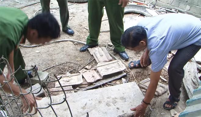Lực lượng Công an giúp ông Kiêu đậy chiếc giếng lại một cách cẩn thận.