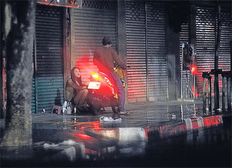 Gái mại dâm đang kiếm khách ở khu Chinatown.