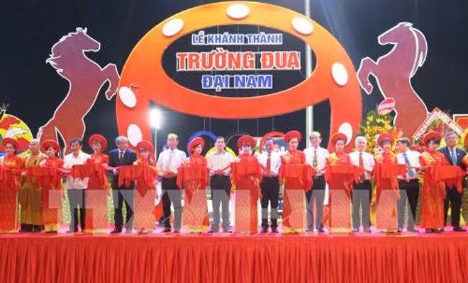 Nghi thức cắt băng khánh thành Trường đua Đại Nam.