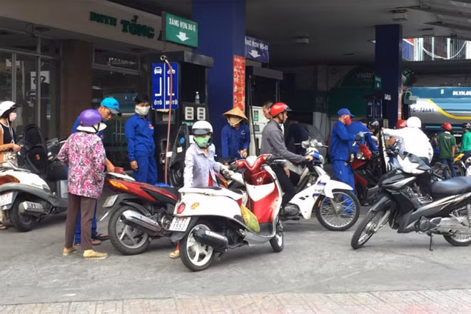 Xăng dầu là mặt hàng thiết yếu của người dân và doanh nghiệp.