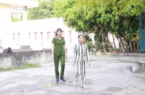 Cán bộ Trại giam Ninh Khánh dẫn giải Lư về buồng giam.