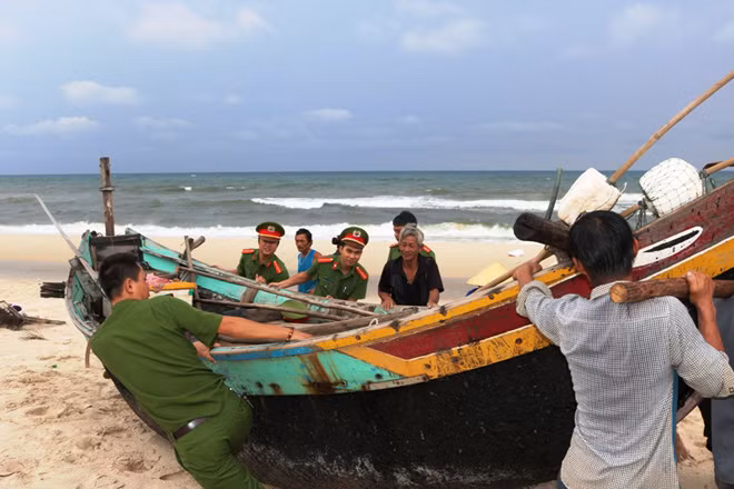 Được sự giúp đỡ, hỗ trợ của lực lượng Công an Quảng Bình nên ngư dân đỡ vất vả phần nào trong phòng chống bão.