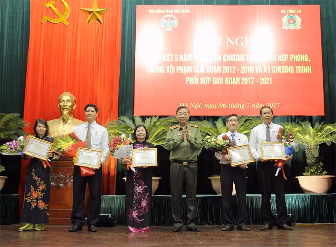 Bộ trưởng Tô Lâm trao Kỷ niệm chương Vì sự nghiệp bảo vệ an ninh Tổ quốc tặng các đồng chí trong Trung ương Hội Nông dân Việt Nam. Bộ trưởng Tô Lâm trao Kỷ niệm chương Vì sự nghiệp bảo vệ an ninh Tổ quốc tặng các đồng chí trong Trung ương Hội Nông dân Việt Nam.