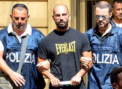Một tên mafia bị cảnh sát Italy bắt giữ. Một tên mafia bị cảnh sát Italy bắt giữ.