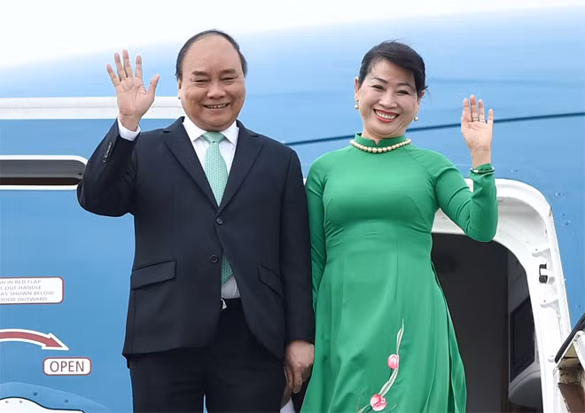 Thủ tướng Nguyễn Xuân Phúc và Phu nhân tại sân bay Schiphol Amsterdam. - Ảnh: VGP/Quang Hiếu. Thủ tướng Nguyễn Xuân Phúc và Phu nhân tại sân bay Schiphol Amsterdam. - Ảnh: VGP/Quang Hiếu.