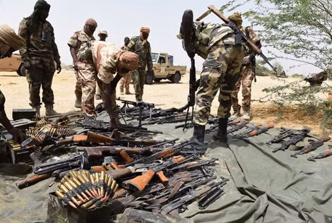 Binh sĩ Chad với số vũ khí tịch thu được từ chiến binh Boko Haram.