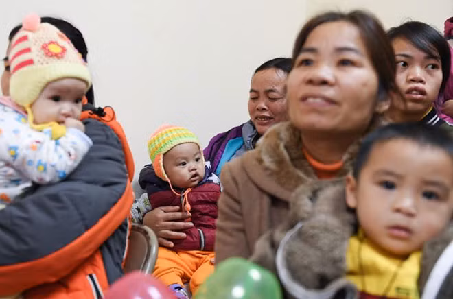 Đây cũng là một trong 26 chương trình phẫu thuật miễn phí do Operation Smile Việt Nam tổ chức năm 2017, với sự đồng hành của Tổng công ty Viễn thông MobiFone. Bên cạnh các gia đình từ Hà Nội và nhiều tỉnh lân cận như Hòa Bình, Bắc Ninh…, buổi khám sàng lọc còn đón nhiều trường hợp cha mẹ lặn lội hàng trăm cây số về thủ đô tìm cơ hội phẫu thuật nụ cười cho con. Đây cũng là một trong 26 chương trình phẫu thuật miễn phí do Operation Smile Việt Nam tổ chức năm 2017, với sự đồng hành của Tổng công ty Viễn thông MobiFone. Bên cạnh các gia đình từ Hà Nội và nhiều tỉnh lân cận như Hòa Bình, Bắc Ninh…, buổi khám sàng lọc còn đón nhiều trường hợp cha mẹ lặn lội hàng trăm cây số về thủ đô tìm cơ hội phẫu thuật nụ cười cho con.