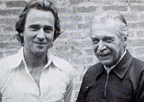 Mengele (phải) cùng con trai Rolf năm 1977.