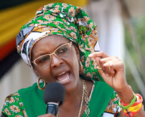 Bà Grace Marufu phát biểu trong một cuộc họp của Liên đoàn Phụ nữ đảng ZANU – PF. Bà Grace Marufu phát biểu trong một cuộc họp của Liên đoàn Phụ nữ đảng ZANU – PF.
