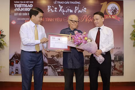 Nhà văn hóa Hữu Ngọc nhận giải thưởng lớn "Bùi Xuân Phái - Vì tình yêu Hà Nội".