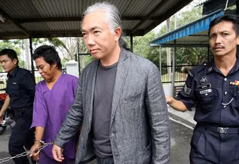 Trùm buôn lậu động vật hoang dã Anson Wong bị cảnh sát áp giải ra toà án ở Sepang, bên ngoài Kuala Lumpur, Malaysia, ngày 8-9-2010. Trùm buôn lậu động vật hoang dã Anson Wong bị cảnh sát áp giải ra toà án ở Sepang, bên ngoài Kuala Lumpur, Malaysia, ngày 8-9-2010.