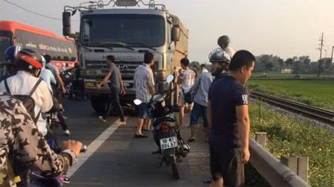 Ô tô chuyển làn tông 2 xe ngược chiều, 3 tài xế bị thương ảnh 2