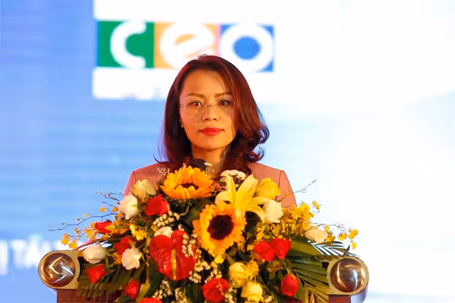 Bà Hương Trần Kiều Dung, Phó Chủ tịch Hội đồng Quản trị Tập đoàn FLC phát biểu tại Hội nghị.