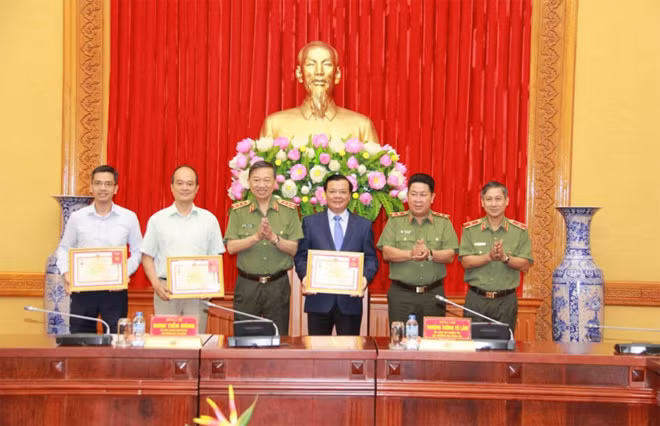 Bộ trưởng Tô Lâm trao Kỷ niệm chương “Bảo vệ ANTQ” tặng các đồng chí lãnh đạo Bộ Tài Chính.