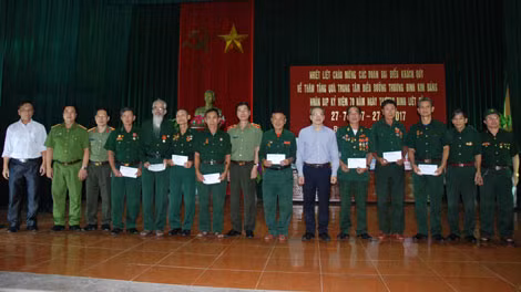 Đồng chí Thứ trưởng Bộ Thông tin và Truyền thông Phan Tâm; Thiếu tướng Phạm Văn Miên, Tổng Biên tập Báo CAND cùng đại diện lãnh đạo Công an tỉnh Hà Nam với các bác thương - bệnh binh ở Trung tâm Điều dưỡng Thương binh Kim Bảng (Hà Nam).