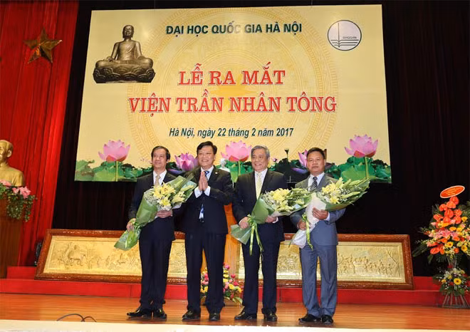 Thứ trưởng Bộ Nội vụ Nguyễn Duy Thăng (thứ hai từ trái sang) tặng hoa chúc mừng lãnh đạo Viện Trần Nhân Tông.