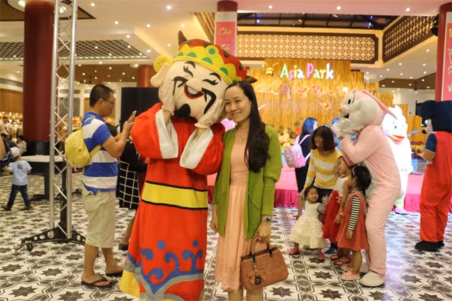 Ông Tài, Lộc đón chào du khách ở sảnh vào, mang đến niềm vui, may mắn nho nhỏ và thể hiện sự hiếu khách - nét văn hoá truyền thống Việt.