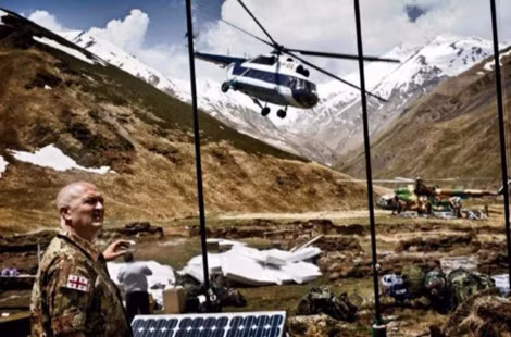Cảnh sát biên giới tuần tra phần biên giới Gruzia giáp với Nga ở miền đông Caucasus - một phần của con đường buôn lậu vũ khí hạt nhân.