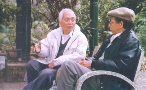 Nhà văn Hữu Mai và Đại tướng Võ Nguyên Giáp.