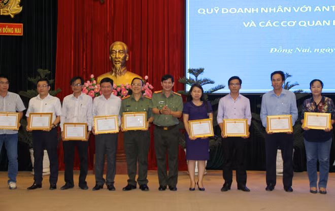 Đại tá Nguyễn Thanh Hải, Trưởng cơ quan đại diện Báo CAND tại TP Hồ Chí Minh cùng một số cá nhân, tập thể nhận giấy khen từ Chủ tịch Hội đồng quản lý quỹ.