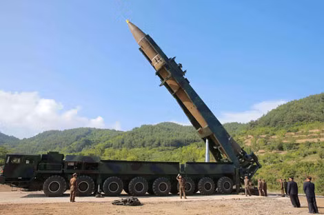 Nhà lãnh đạo Triều Tiên kiểm tra trước khi tên lửa đạn đạo liên lục địa Hwasong-14 được phóng vào tháng 7-2017. Ảnh: KCNA. Nhà lãnh đạo Triều Tiên kiểm tra trước khi tên lửa đạn đạo liên lục địa Hwasong-14 được phóng vào tháng 7-2017. Ảnh: KCNA.