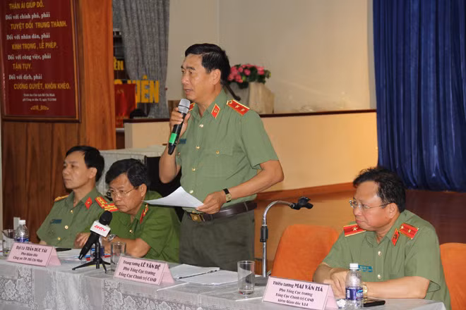 Trung tướng Lê Văn Đệ phát biểu chỉ đạo tại hội nghị giao ban.