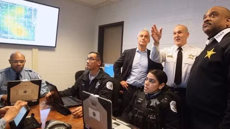 Thị trưởng Rahm Emanuel (đứng, bìa trái) thăm SDSC quận 11, Chicago.