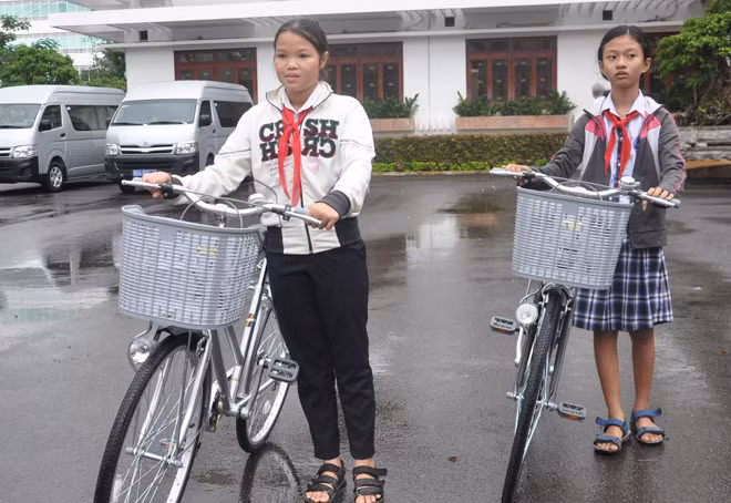 Học sinh nghèo vui mừng khi có xe đạp mới.
