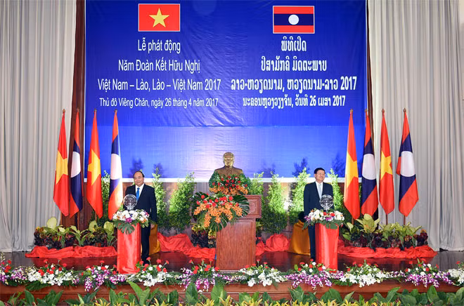 Thủ tướng Nguyễn Xuân Phúc và Thủ tướng Thongloun Sisoulith phát động Năm Đoàn kết hữu nghị Việt Nam-Lào, Lào-Việt Nam 2017. Ảnh: VGP/Quang Hiếu. Thủ tướng Nguyễn Xuân Phúc và Thủ tướng Thongloun Sisoulith phát động Năm Đoàn kết hữu nghị Việt Nam-Lào, Lào-Việt Nam 2017. Ảnh: VGP/Quang Hiếu.