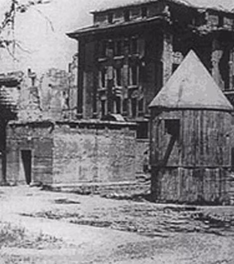 Cửa ra vào bunker. Cửa ra vào bunker.