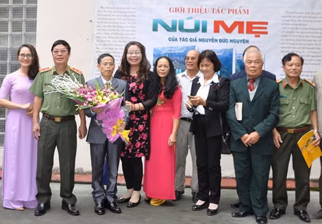 Tác giả Nguyễn Đức Nguyên cùng các nhà văn và người thân trong buổi ra mắt sách. Tác giả Nguyễn Đức Nguyên cùng các nhà văn và người thân trong buổi ra mắt sách.