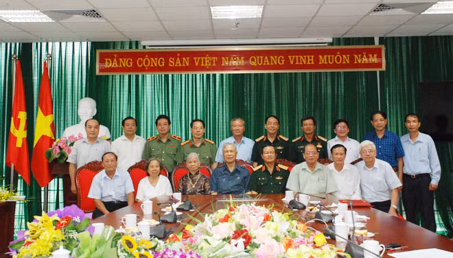 Đại tướng Đỗ Bá Tỵ cùng lãnh đạo Ủy ban Quốc phòng và An ninh, đại diện Báo CAND, Công ty Phượng Hoàng thăm hỏi, tặng quà các thương binh và gia đình chính sách.