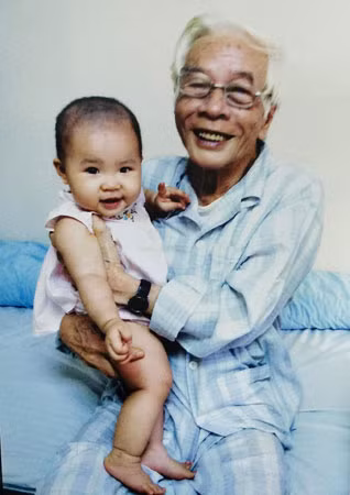 Nhạc sĩ Huy Du và cháu nội.