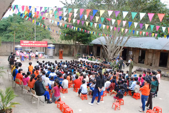 Quang cảnh buổi trao quà.