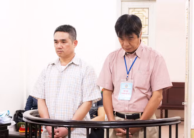 Hai bị cáo Phong và Long tại phiên xử.